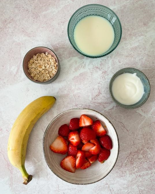 summer strawberry and banana smoothie ingredients 